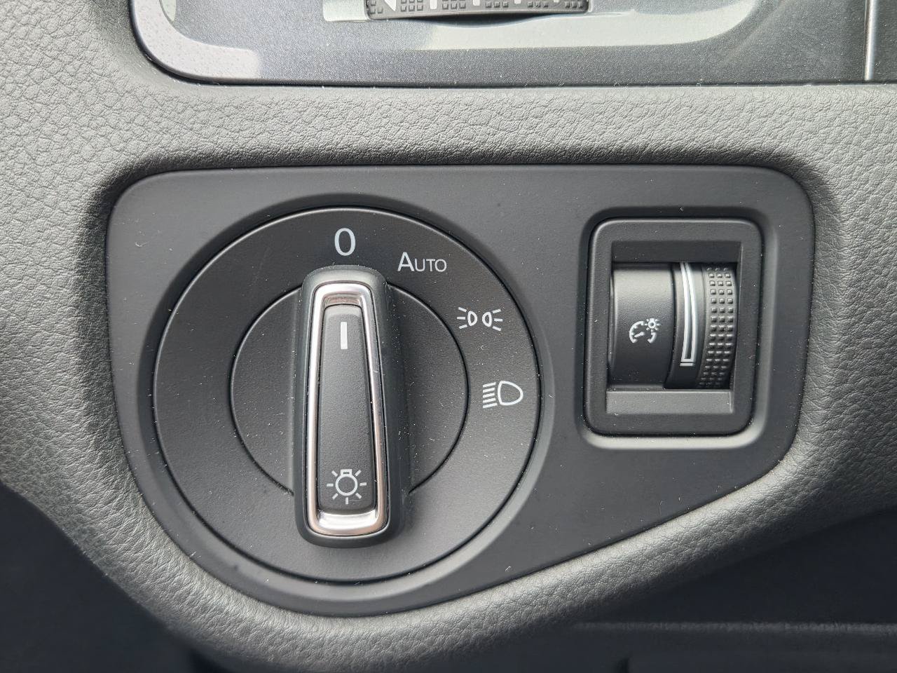 Used 2019 Volkswagen Golf S AWD/4WD image 29