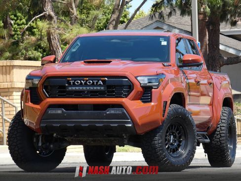 Used 2025 Toyota Tacoma TRD Sport w/ TRD Sport Premium Package AWD/4WD image 4