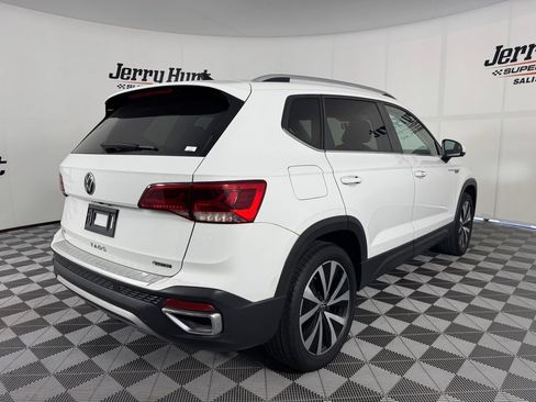 Used 2023 Volkswagen Taos SE w/ Panoramic Sunroof Package AWD/4WD image 7