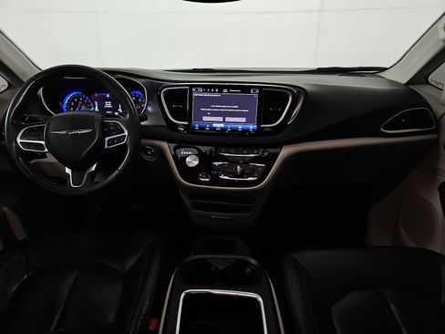 Used 2022 Chrysler Pacifica Touring-L FWD image 11