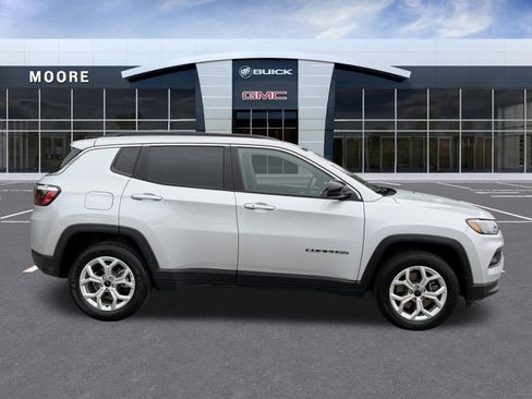 Used 2025 Jeep Compass Latitude AWD/4WD image 2
