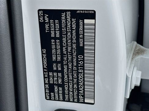 Used 2025 Porsche Macan image 36