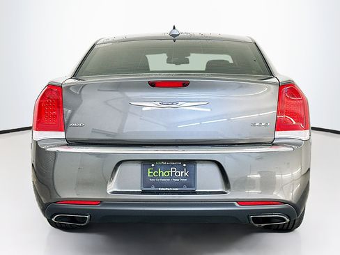 Used 2018 Chrysler 300 Limited AWD/4WD image 7