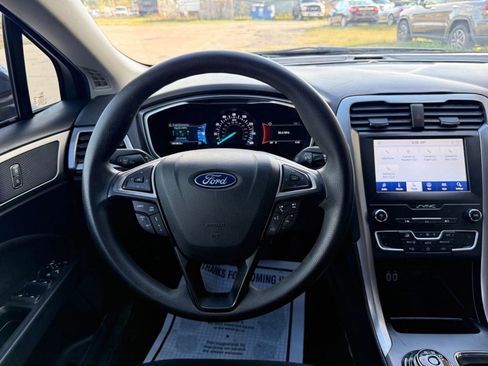 Used 2020 Ford Fusion SE image 19