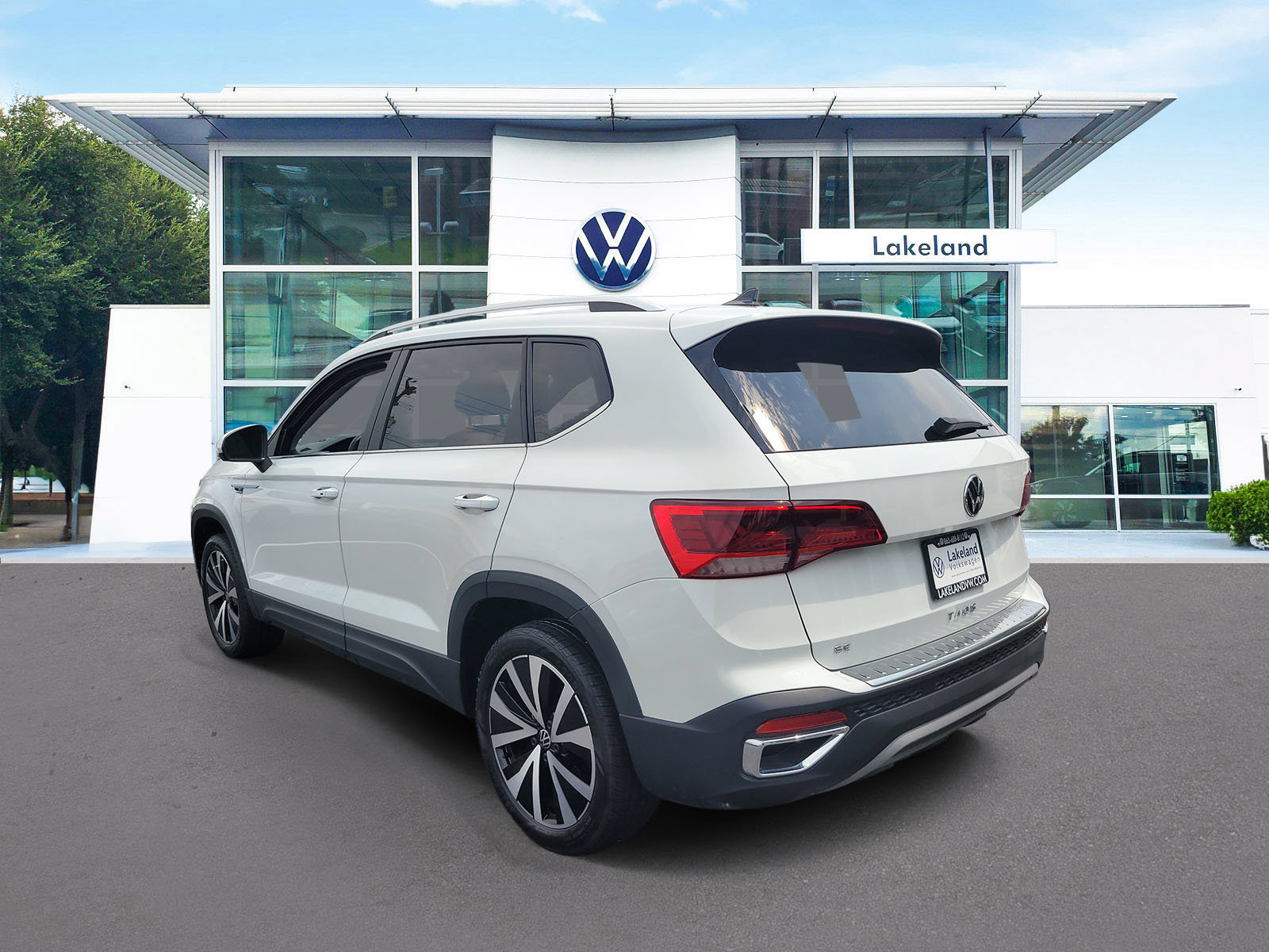 Used 2023 Volkswagen Taos SE w/ Panoramic Sunroof Package FWD image 4