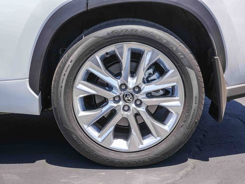 Certified 2026 Toyota Highlander Limited AWD/4WD image 12