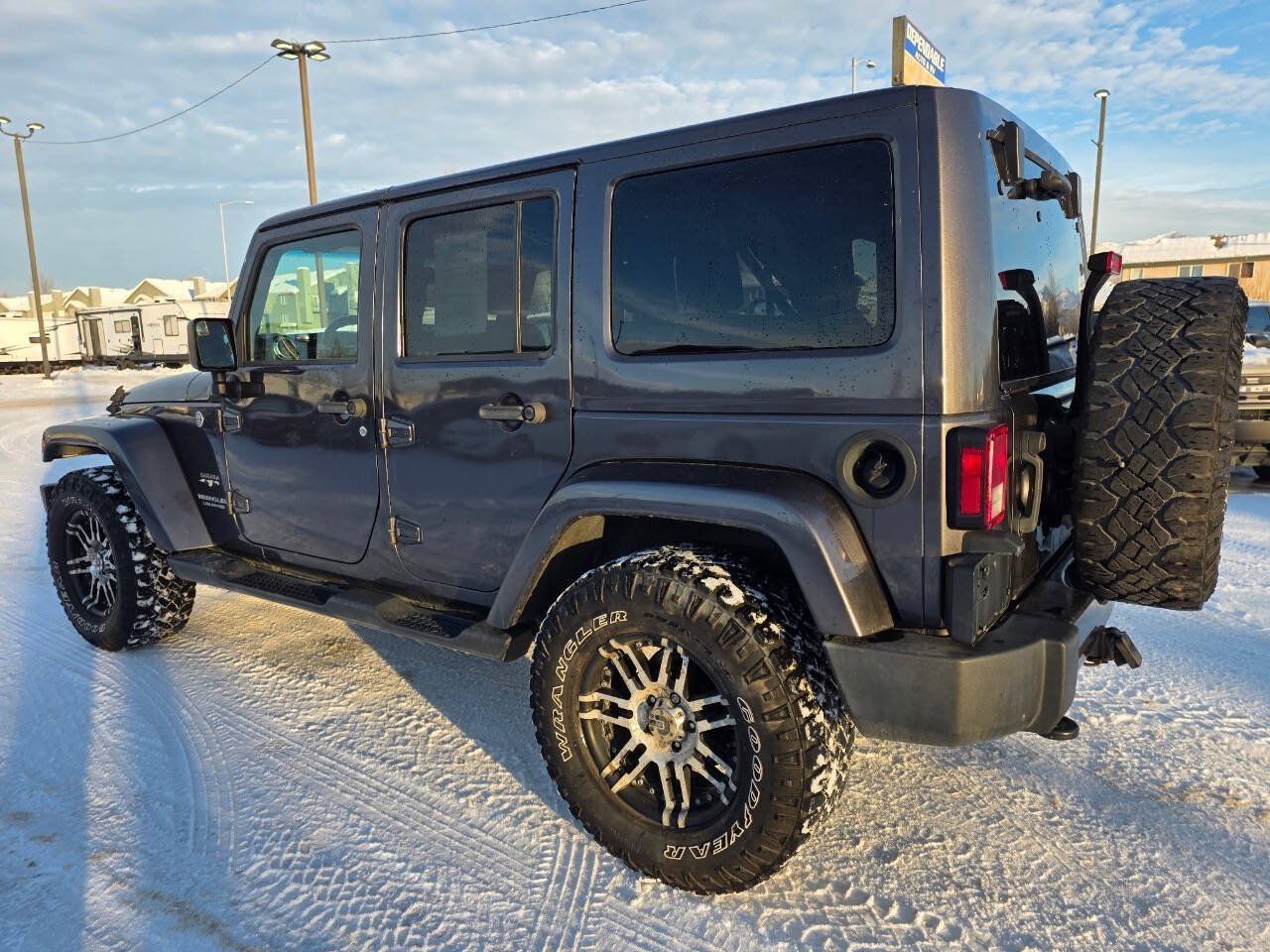 Used 2017 Jeep Wrangler Unlimited Sahara w/ Connectivity Group AWD/4WD image 14