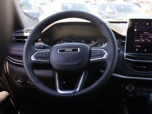 Used 2025 Jeep Compass Trailhawk AWD/4WD image 24