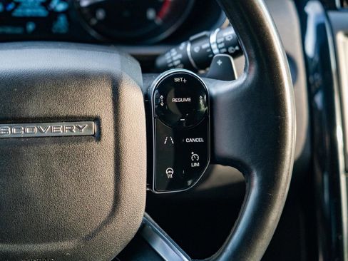 Used 2019 Land Rover Discovery SE image 19