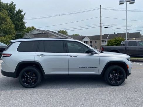 Used 2025 Jeep Grand Cherokee L Limited w/ Black Appearance Package AWD/4WD image 6