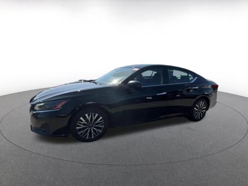 Used 2025 Nissan Altima 2.5 SV FWD image 8