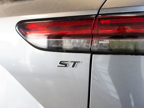 Used 2022 Buick Envision Essence w/ Sport Touring Package image 8