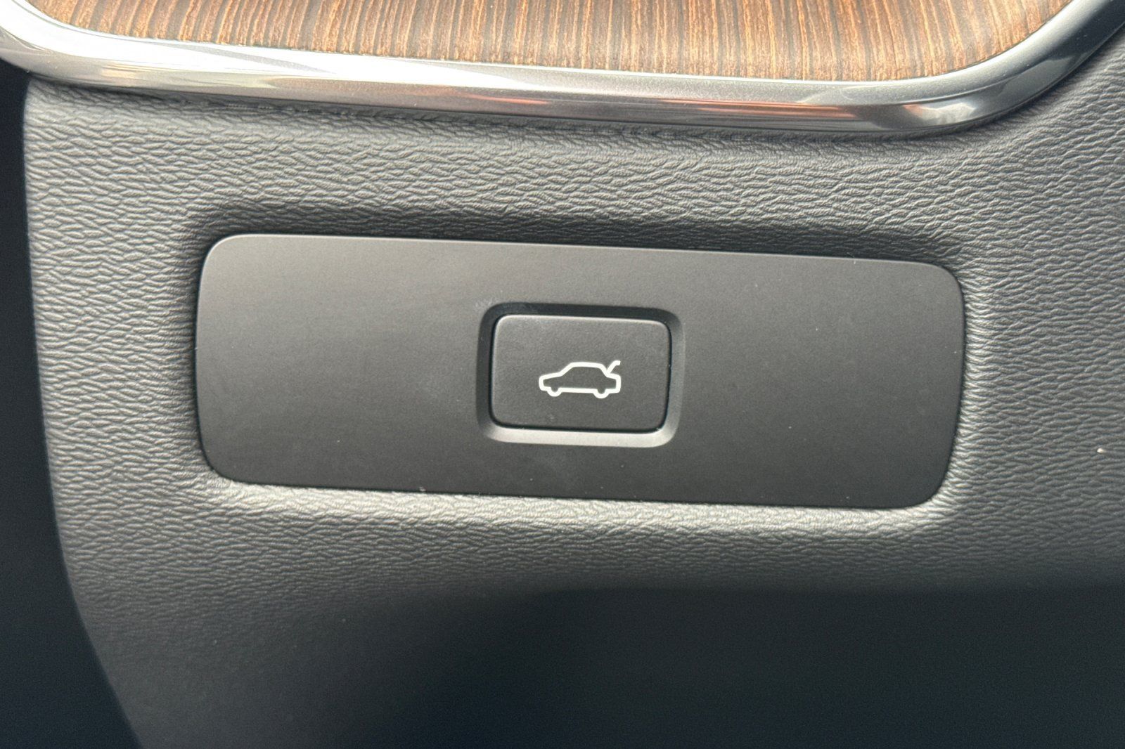 Used 2023 Volvo XC60 B5 Ultimate w/ Climate Package FWD image 32