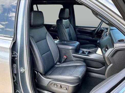 Used 2022 Chevrolet Suburban LT w/ Luxury Package RWD image 9