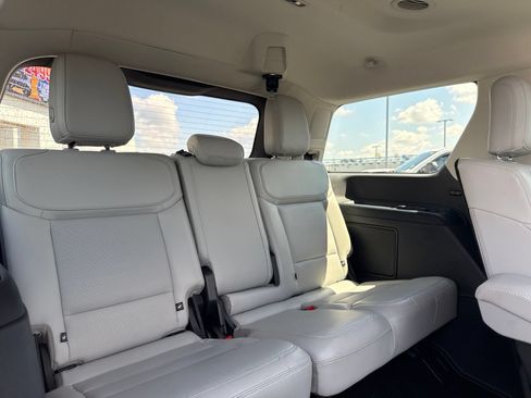 Used 2025 Ford Expedition Platinum w/ Driver's Package AWD/4WD image 18