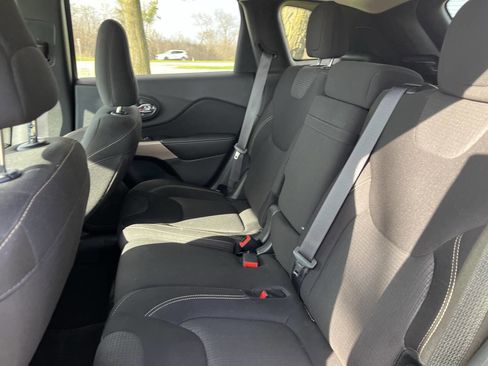 Used 2017 Jeep Cherokee Latitude w/ Safety/Convenience Group AWD/4WD image 25
