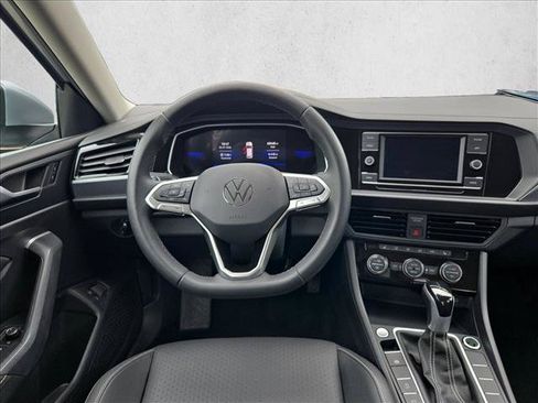 Used 2024 Volkswagen Jetta SE FWD image 16