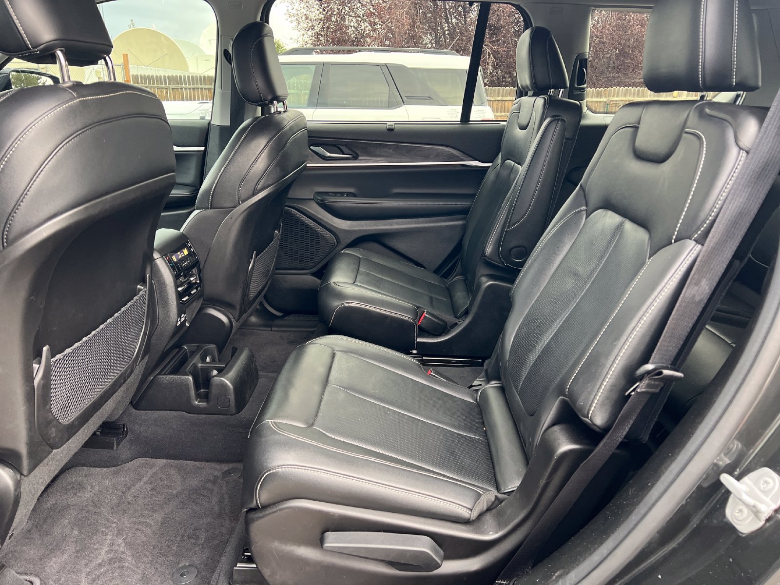 Used 2023 Jeep Grand Cherokee L Limited w/ Luxury Tech Group II AWD/4WD image 28