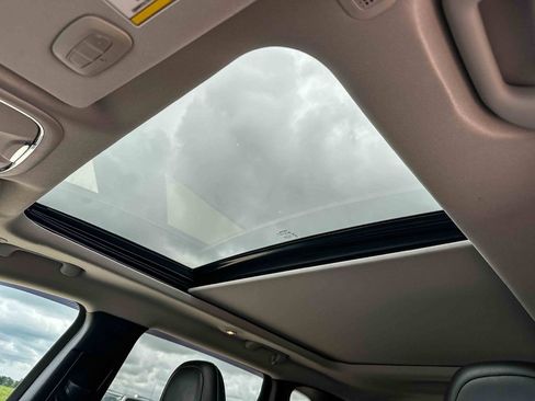 Used 2022 Jeep Cherokee Latitude Lux w/ Sun & Sound Group FWD image 16