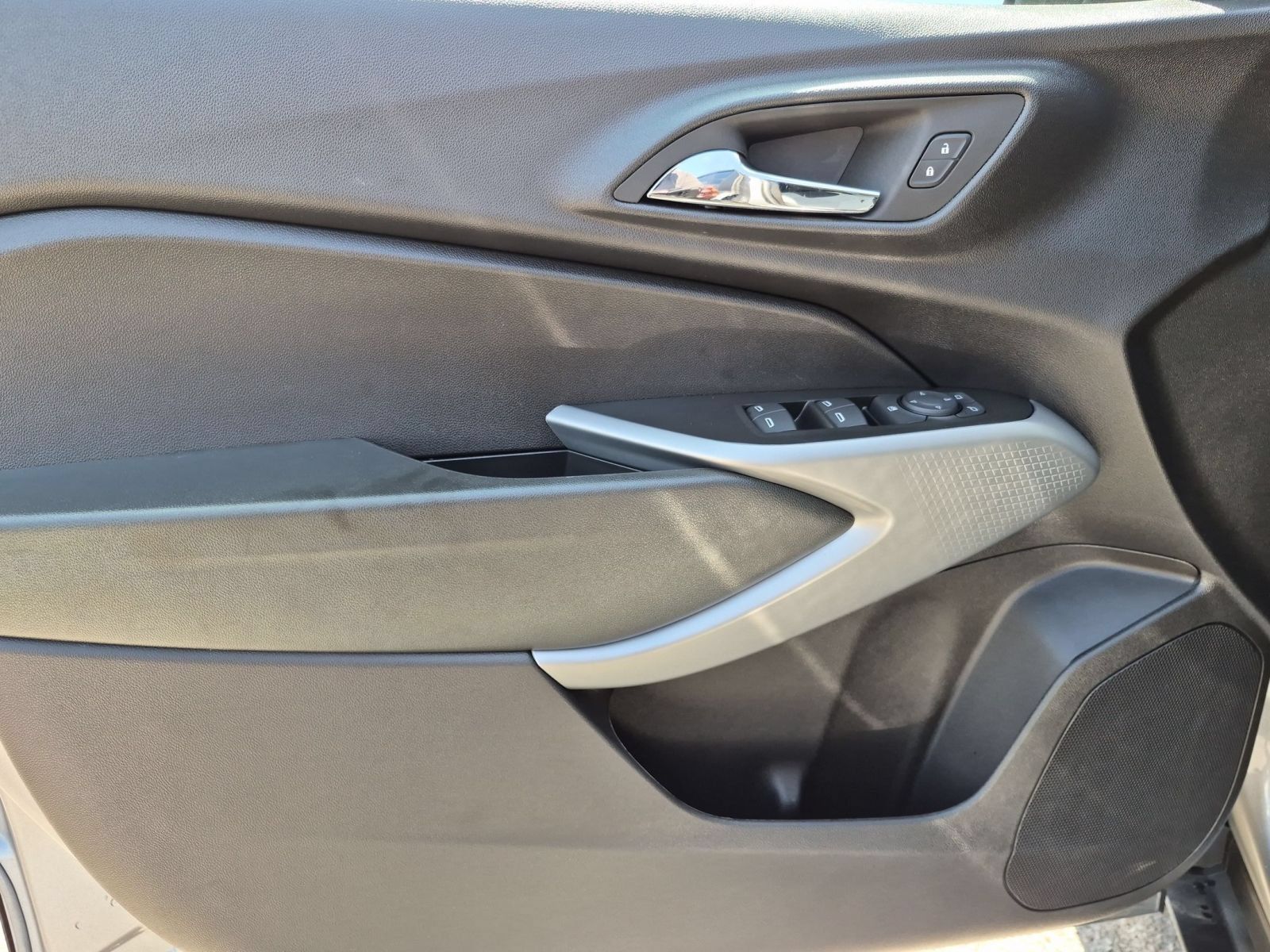 Used 2026 Chevrolet Trax LS FWD image 10