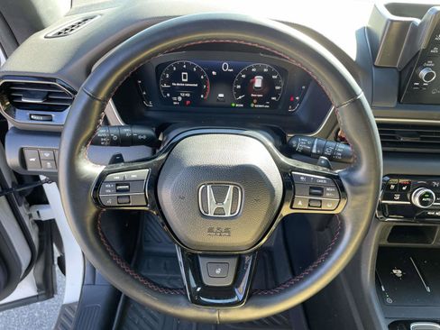 Certified 2025 Honda Pilot Black Edition image 15