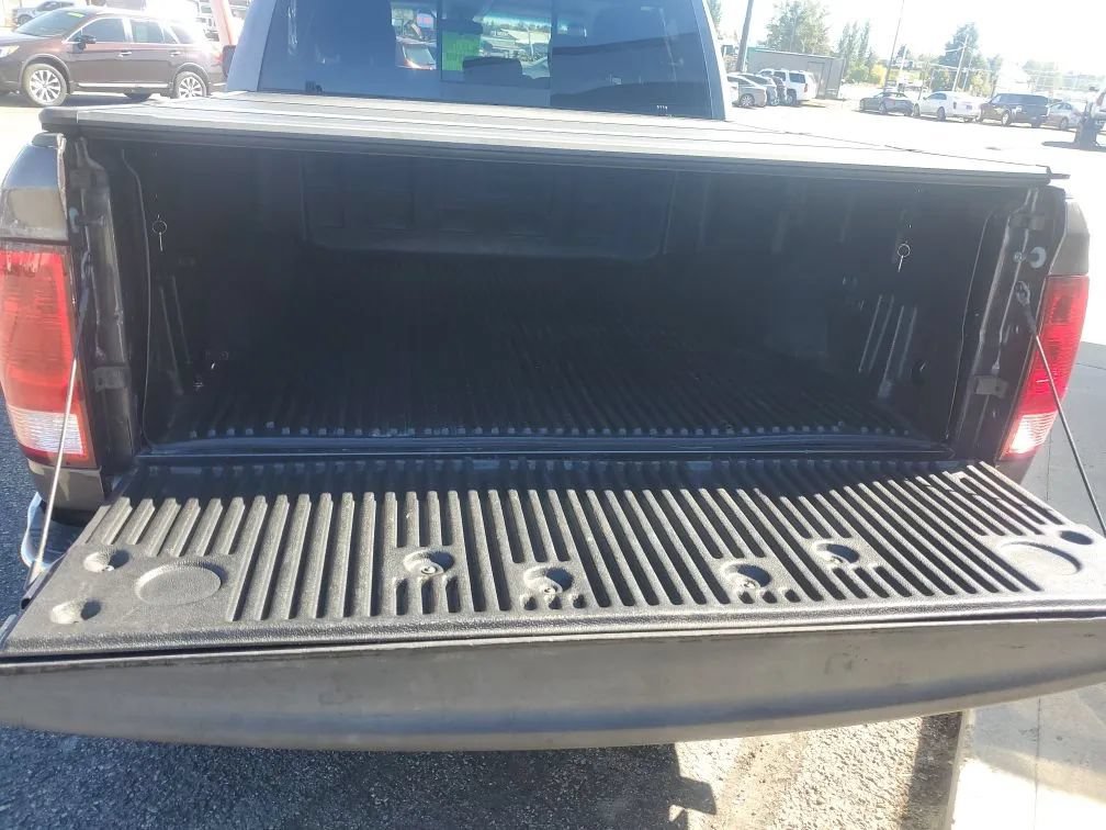 Used 2017 RAM 1500 Classic SLT AWD/4WD image 9
