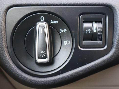 Used 2017 Volkswagen Golf Wolfsburg Edition image 29