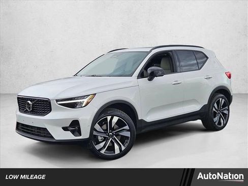 Used 2025 Volvo XC40 B5 Plus image 1