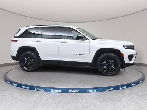 Used 2023 Jeep Grand Cherokee Altitude AWD/4WD image 4
