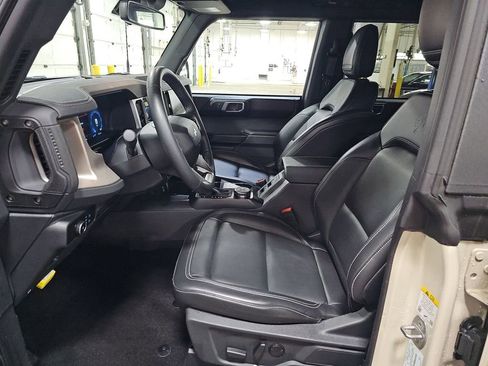 Used 2025 Ford Bronco Outer Banks image 13