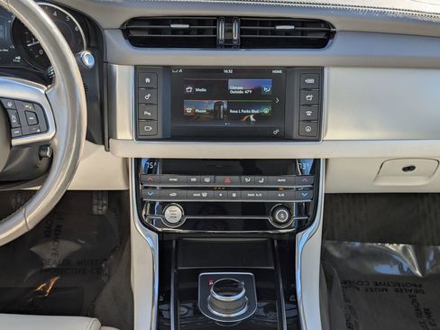 Used 2017 Jaguar XF Premium image 28
