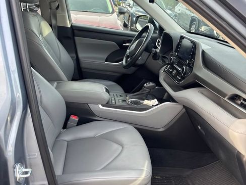 Used 2021 Toyota Highlander XLE AWD/4WD image 9