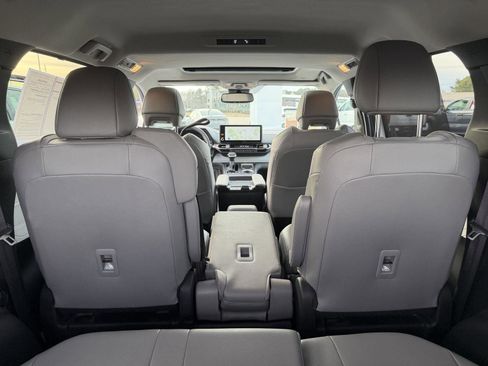 Used 2025 Toyota Sienna XLE image 19