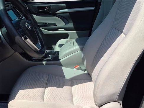 Used 2018 Toyota Highlander LE FWD image 14