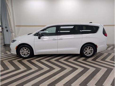 Used 2025 Chrysler Pacifica Select FWD image 3