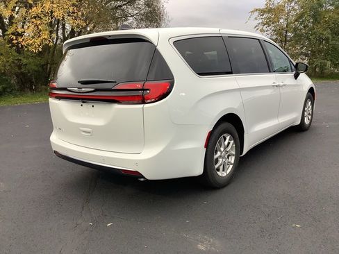 New 2026 Chrysler Pacifica Select image 4