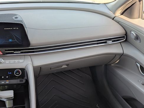 Used 2024 Hyundai Elantra SEL image 18