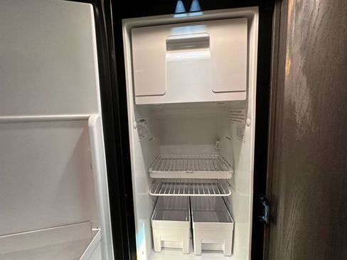 Used 2019 Mercedes-Benz Sprinter 2500 image 50