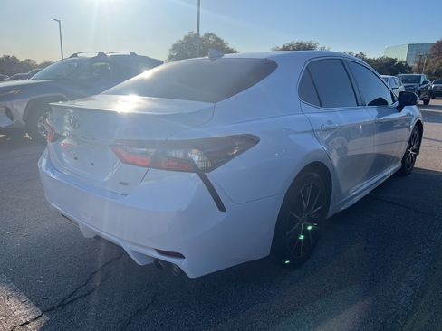 Used 2022 Toyota Camry SE image 4