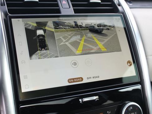 Used 2023 Land Rover Discovery Metropolitan Edition AWD/4WD image 19