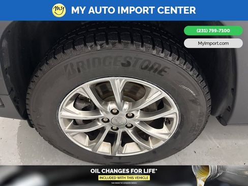 Used 2019 Jeep Cherokee Latitude Plus w/ Comfort/Convenience Group image 9