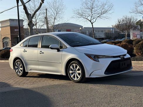 Used 2021 Toyota Corolla LE image 1