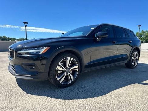 Certified 2025 Volvo V60 B5 Cross Country Plus AWD/4WD image 3