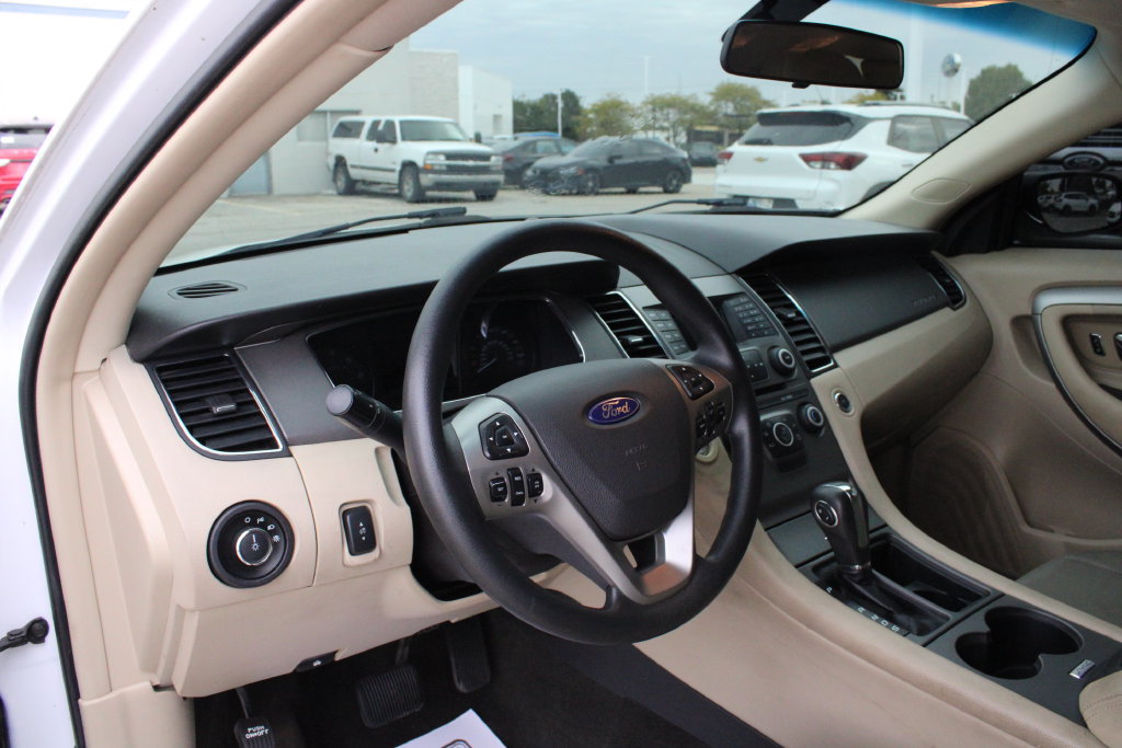 Used 2018 Ford Taurus SE FWD image 2
