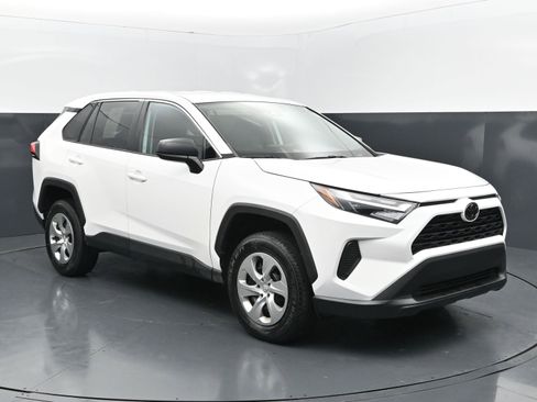 Used 2023 Toyota RAV4 LE FWD image 7