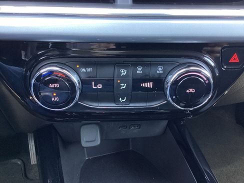 Used 2025 Chevrolet Trax LT FWD image 19