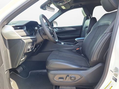 New 2025 Jeep Grand Cherokee L Altitude image 19