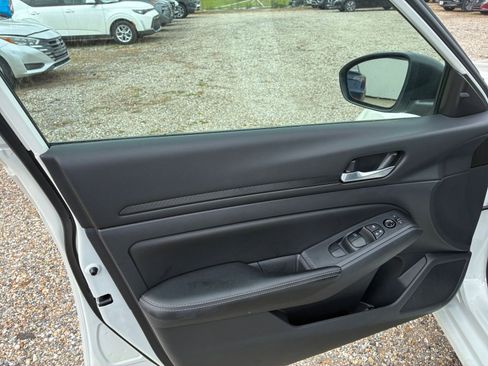 Used 2025 Nissan Altima 2.5 SV FWD image 15