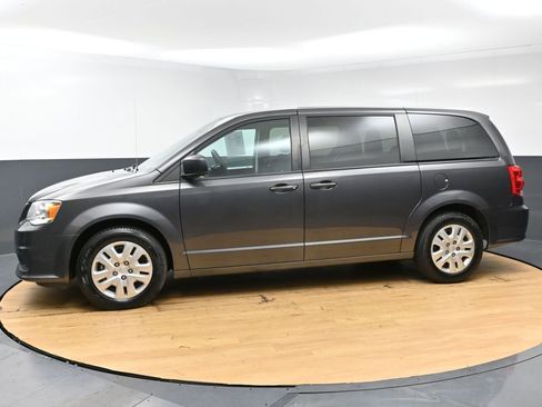 Used 2018 Dodge Grand Caravan SE w/ UConnect Hands-Free Group image 6