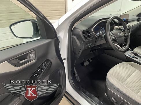 Used 2022 Ford Escape SE w/ SE Sport Appearance Package image 10